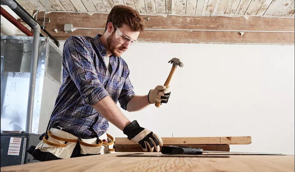 Đeo kính bảo hộ khi sử dụng búa