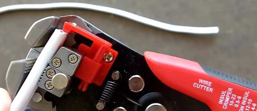 Đặt sợi dây muốn tuốt vỏ vào kìm Đặt sợi dây muốn tuốt vỏ vào kìm