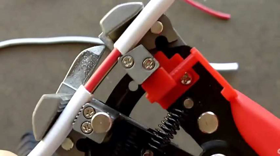 Bóp mạnh kìm, lưỡi cắt sẽ tự động tách vỏ dây điện ra Bóp mạnh kìm, lưỡi cắt sẽ tự động tách vỏ dây điện ra