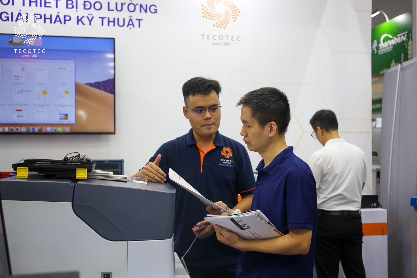 Khách hàng tham khảo thông số kỹ thuật của máy quang phổ huỳnh quang tia X Shimadzu