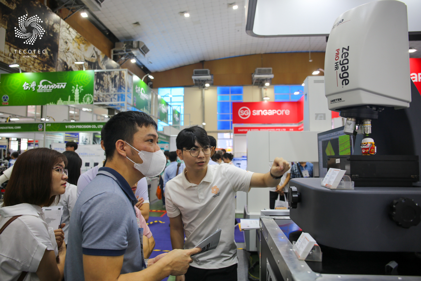 Khách tham quan tại khu vực trưng bày máy đo đo độ nhám Zygo Photonics ZeGage Pro HR