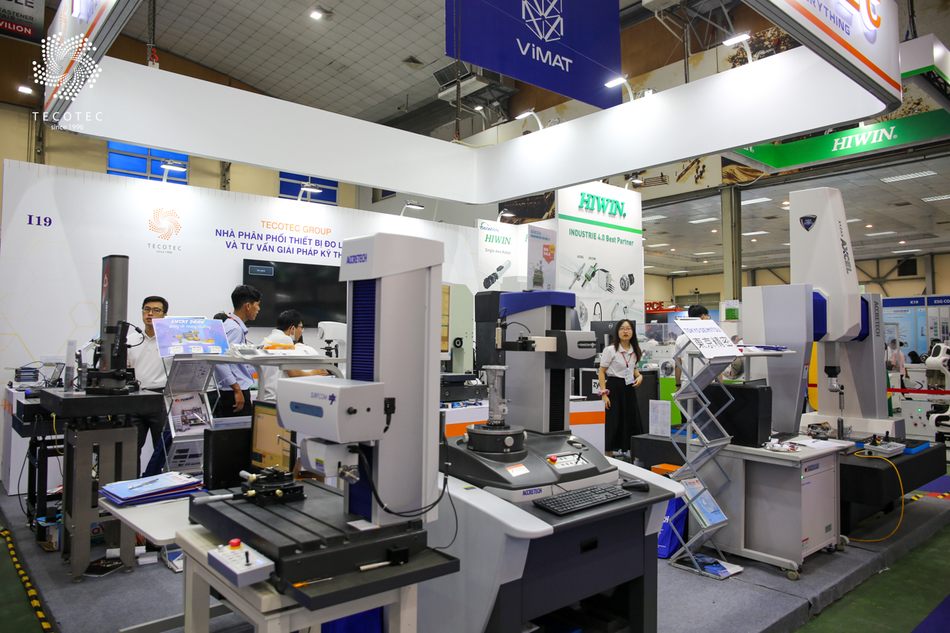 Khu vực trưng bày các máy lớn thuộc dòng thiết bị đo cơ khí chính xác