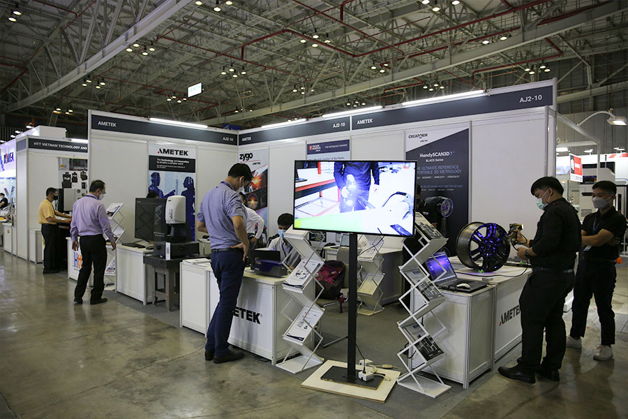 Tham quan phòng thực hành gia công tia lửa điện