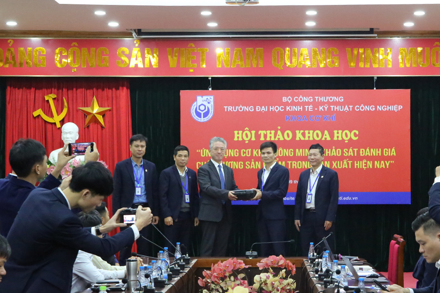 Giám đốc Accretech trao tặng máy đo nhám cho Trường Đại học Kinh tế - Kỹ thuật Công nghiệp