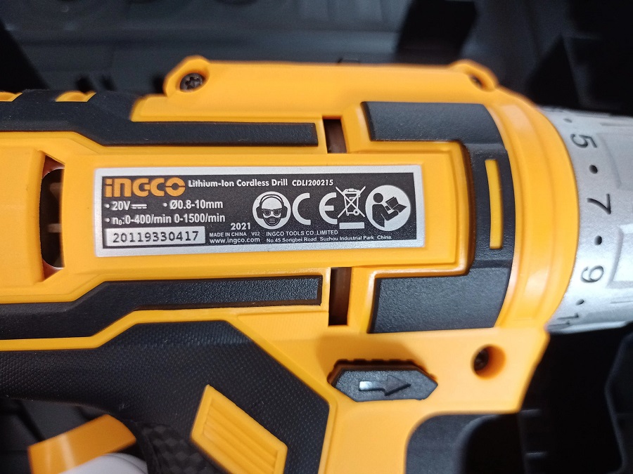 Giảng viên, sinh viên trường chăm chú lắng nghe lời giới thiệu của Accretech