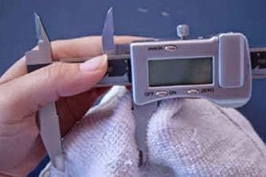 Người thợ cơ khí bảo quản, vệ sinh thước cặp sau khi đo Người thợ cơ khí bảo quản, vệ sinh thước cặp sau khi đo