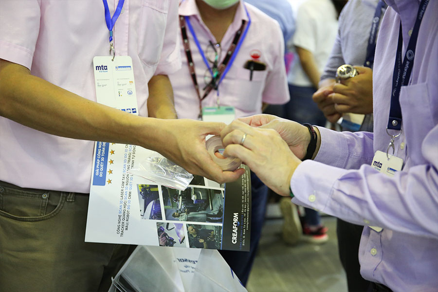 Trường Đại học Công nghiệp tặng quà cho TECOTEC