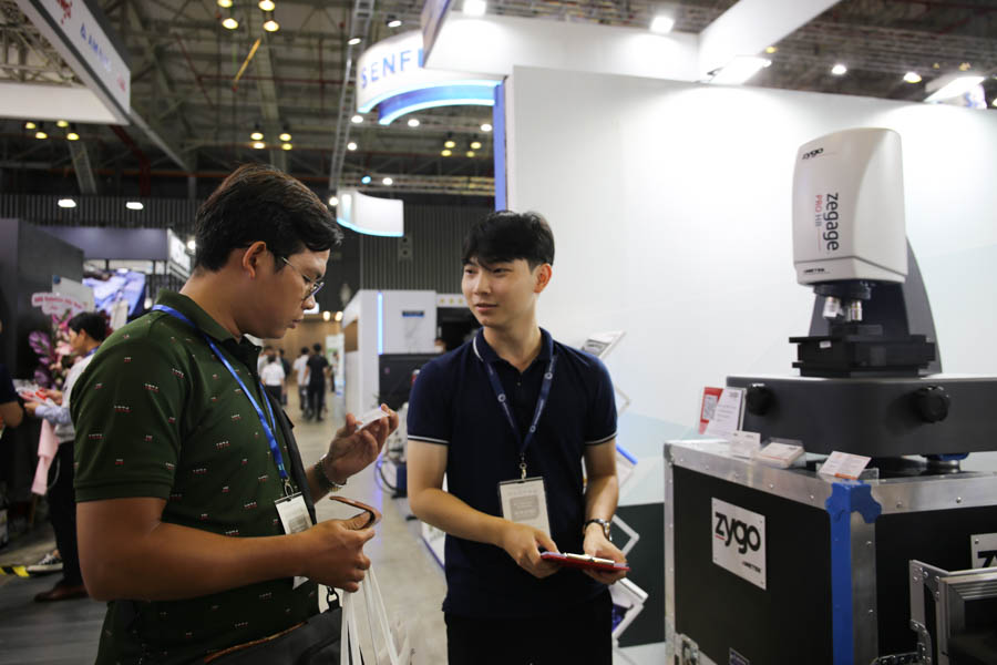 TECOTEC trao đổi thông tin liên hệ với khách tham quan triển lãm