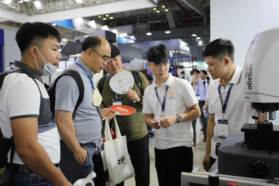 Đoàn khách tham quan ghé thăm gian hàng AL3-10 của TECOTEC và Zygo - Ametek