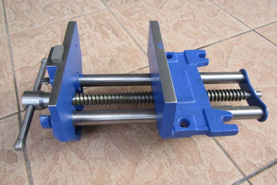 Ê tô kẹp gỗ là công cụ phổ biến hiện nay Ê tô kẹp gỗ là công cụ phổ biến hiện nay