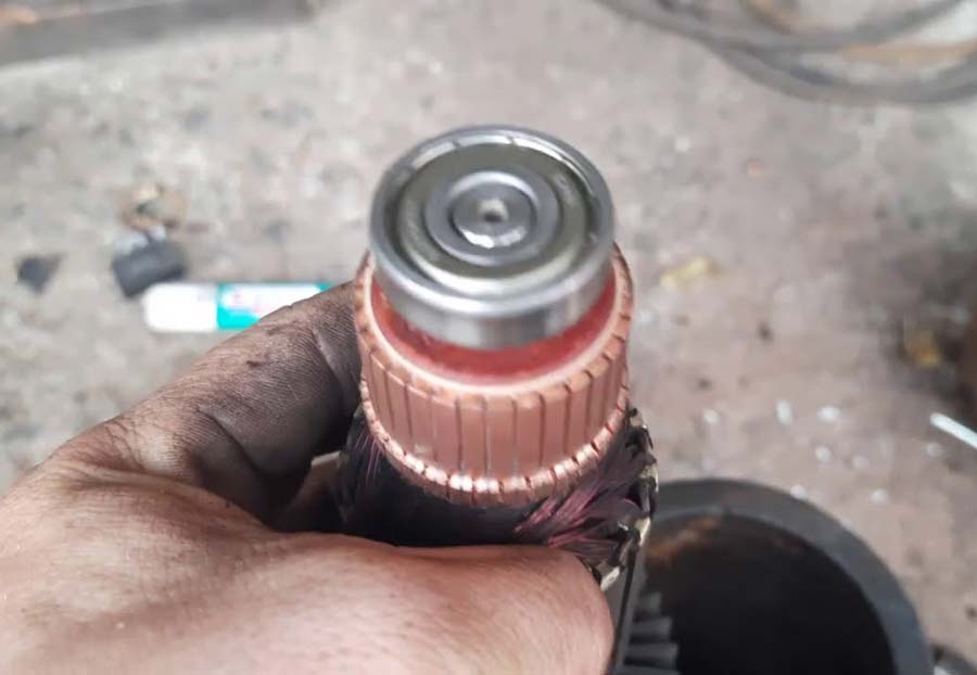 Xem xét tình trạng cổ góp ở máy khoan điện Xem xét tình trạng cổ góp ở máy khoan điện