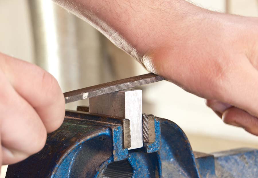 Thao tác dũa ngang trong gia công cơ khí