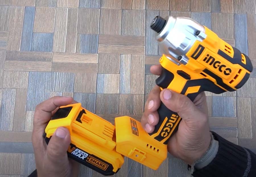 Cách thay pin máy khoan cầm tay INGCO