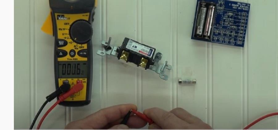 Xác định ampe kìm hoạt động tốt bằng cách chạm 2 đầu que đo Xác định ampe kìm hoạt động tốt bằng cách chạm 2 đầu que đo