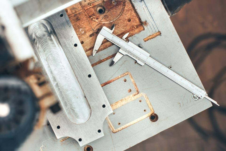 Không để chung thước kẹp với dụng cụ gia công