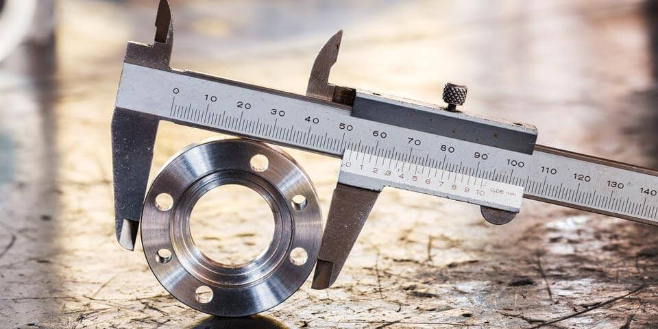 Thước kẹp cơ khí sử dụng thang đo tuyến tính để thể hiện kết quả đo với độ chính xác cao Thước kẹp cơ khí sử dụng thang đo tuyến tính để thể hiện kết quả đo với độ chính xác cao