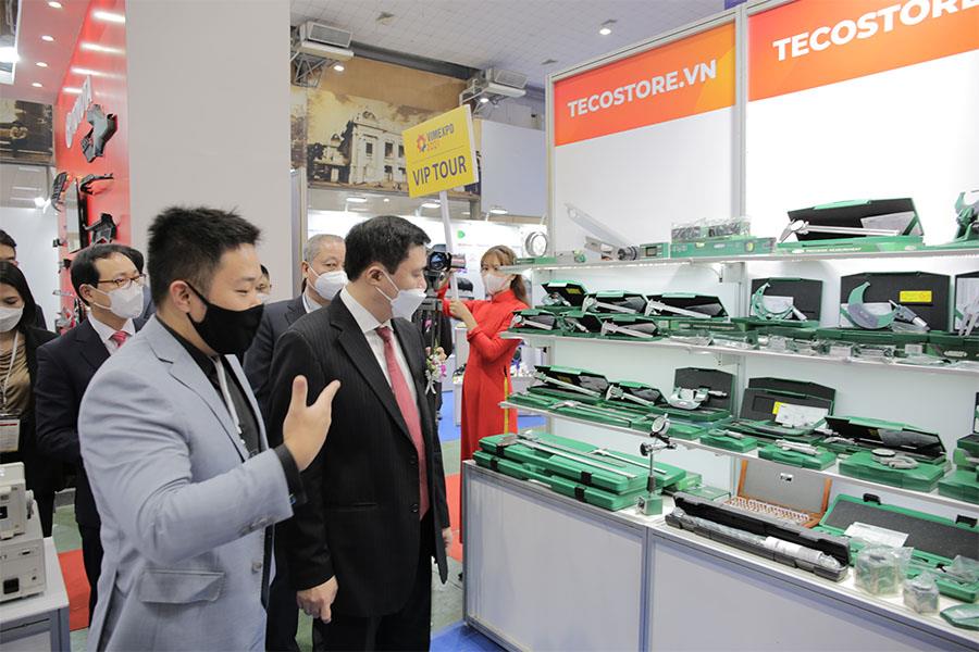 Thứ trưởng Bộ Công Thương Nguyễn Sinh Nhật Tân tham quan gian hàng thiết bị cơ khí chính xác