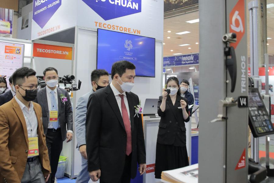 Cục phó Cục Công nghiệp Ngô Khải Hoàn tham quan khu vực trưng bày bàn map và thước đo cao