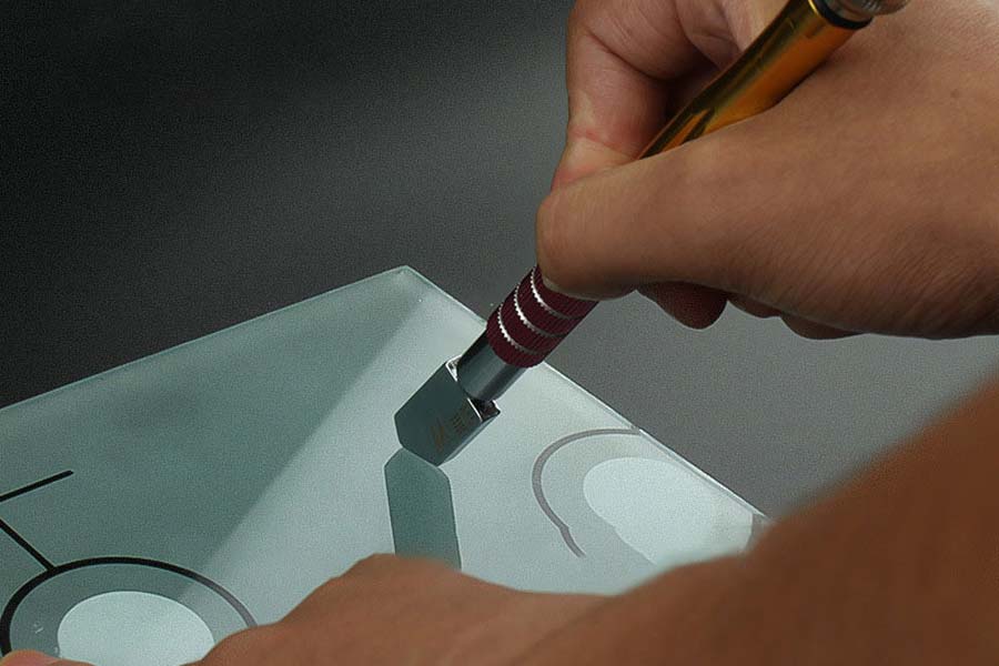 Cần lưu ý gì khi sử dụng dao cắt kính đa năng