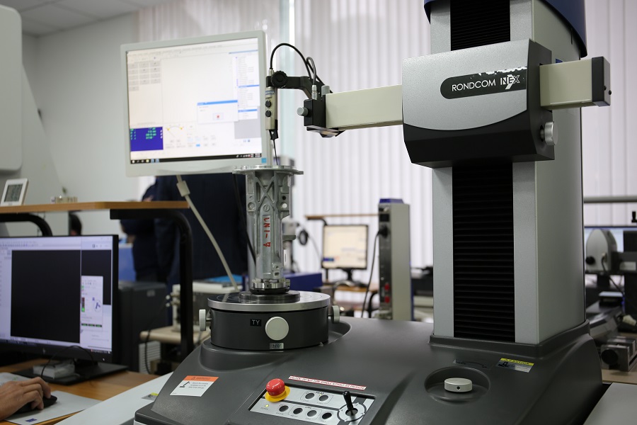 Cận cảnh máy đo độ tròn độ trụ Accretech