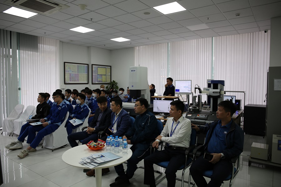 Sinh viên trường Đại học Kinh tế Kỹ thuật Công nghiệp lắng nghe phần giới thiệu của Accretech