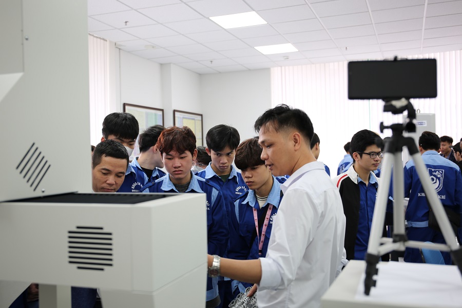 Đại diện Accretech giải đáp các thắc của sinh viên về sản phẩm của hãng