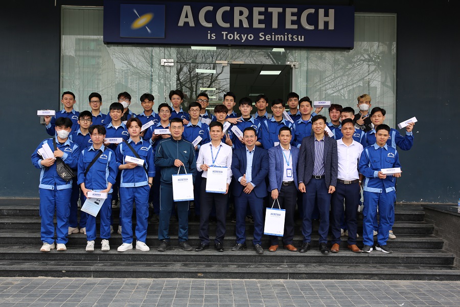 Đoàn đại biểu và sinh viên trường Đại học Kinh tế Kỹ thuật Công nghiệp