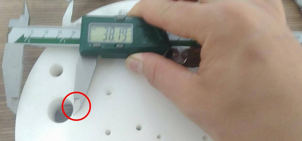 Dùng đầu vắt của mỏ đo để căn đo chuẩn xác hơn Dùng đầu vắt của mỏ đo để căn đo chuẩn xác hơn