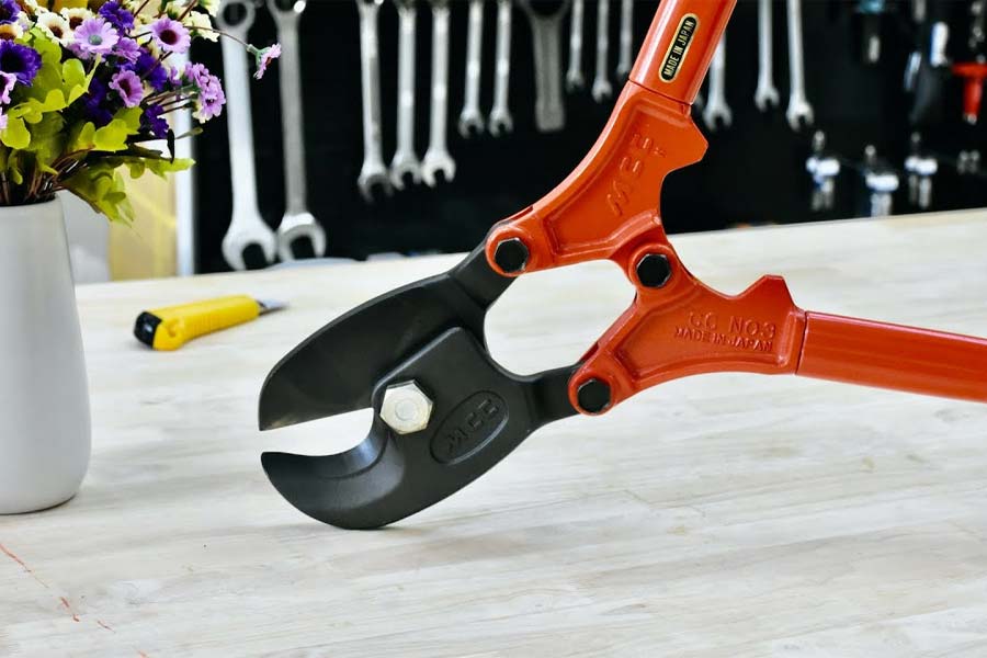 Kìm cộng lực sử dụng nguyên lý cộng lực kiểu đòn bẩy