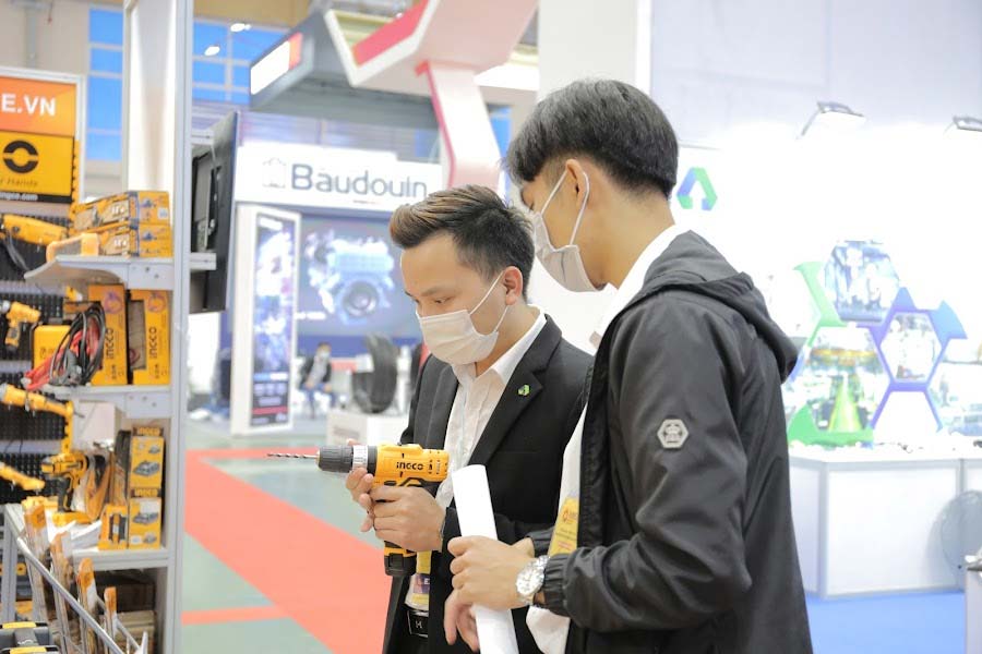 Người mua hàng chọn lựa sản phẩm đến từ thương hiệu Ingco