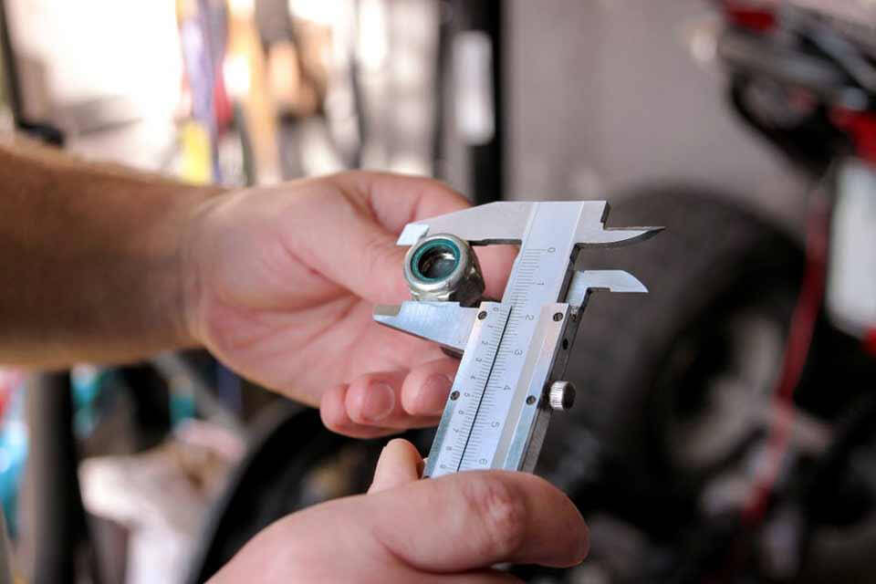 Chỉ sử dụng thước kẹp để đo kích thước chi tiết