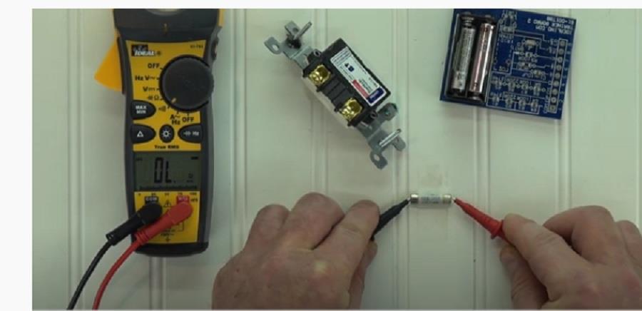 Sử dụng ampe kìm đo thông mạch của cầu chì Sử dụng ampe kìm đo thông mạch của cầu chì