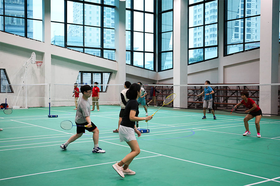 Mọi người hết mình với trận đấu