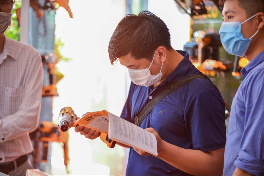 Khách hàng đọc thông tin kỹ thuật của máy khoan