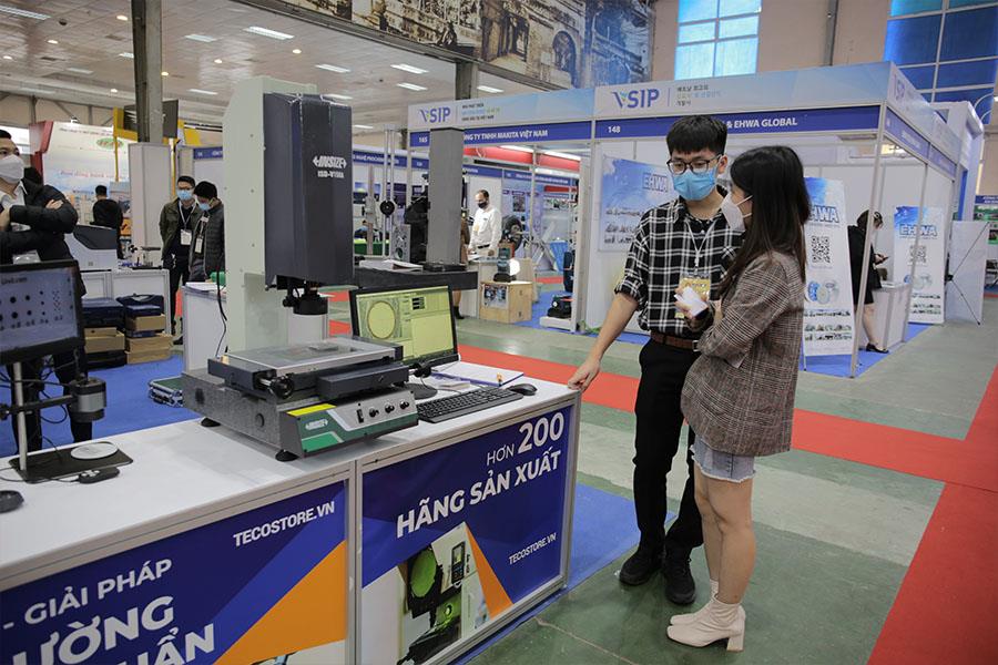 Khách hàng được nghe tư vấn về kính hiển vi