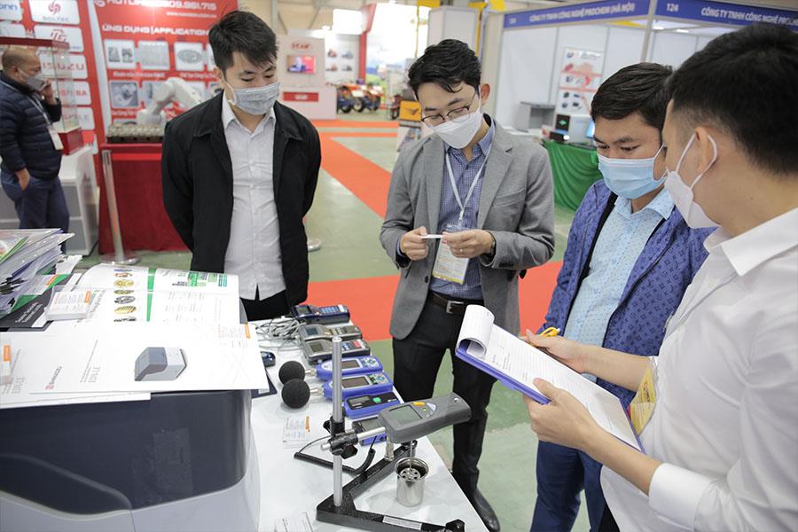 Khách hàng được tư vấn về máy đo độ ồn