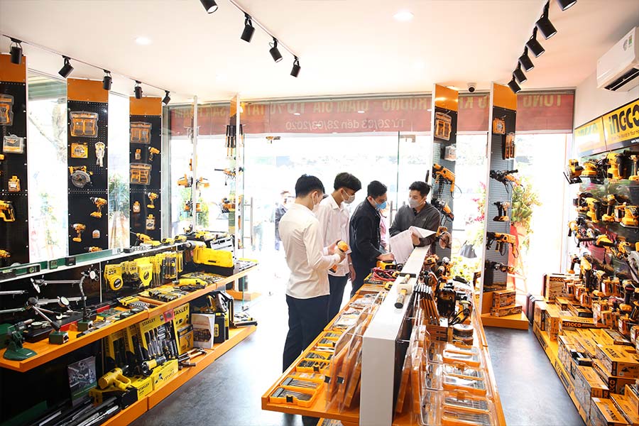 Khách hàng lắng nghe tư vấn viên giới thiệu về thiết bị