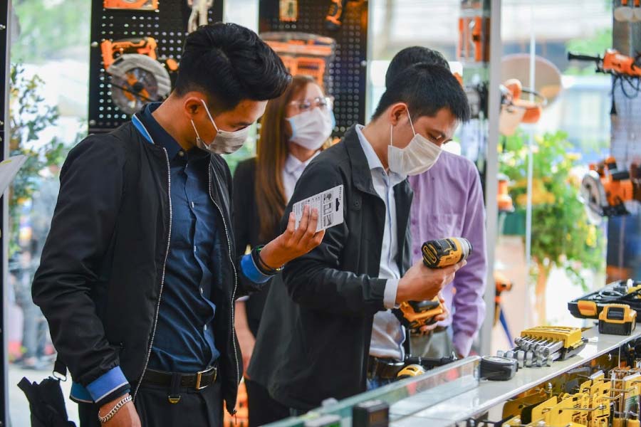 Khách hàng tại gian hàng dụng cụ điện
