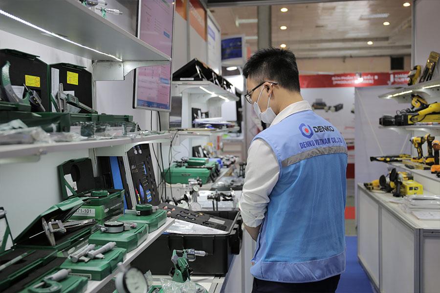 Khu vực trưng bày thiết bị cơ khí chính xác