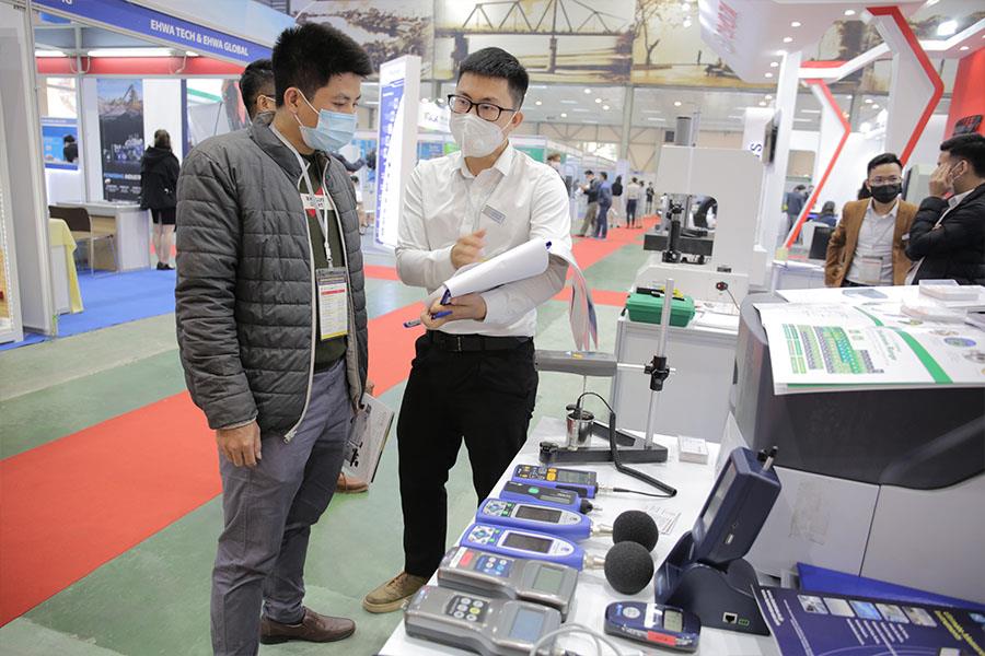 Khu vực trưng bày thiết bị quan trắc môi trường