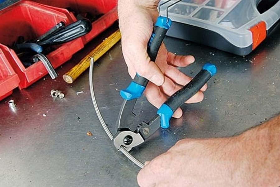 Sử dụng kìm cắt cáp vào công việc gì?