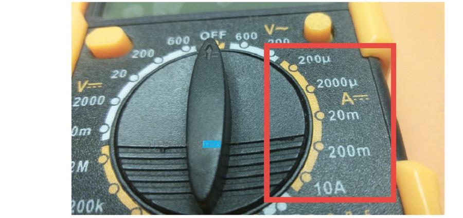 Chọn đúng thang đo dòng điện, được ký hiệu bằng chữ A