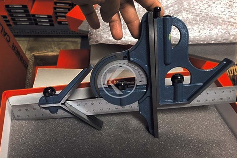 Các kỹ sư thao tác đo bằng thước đo góc