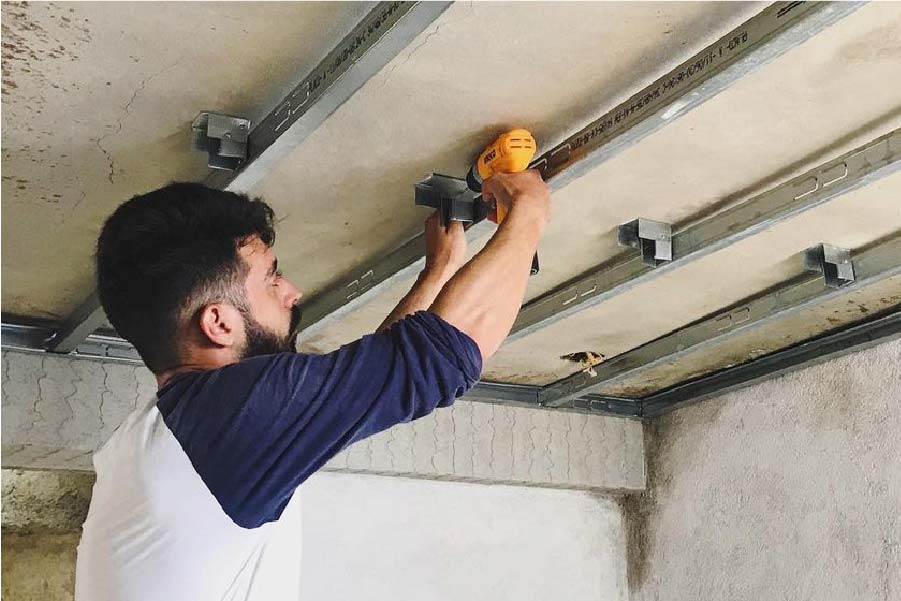 Người dùng máy khoan pin trong gia đình