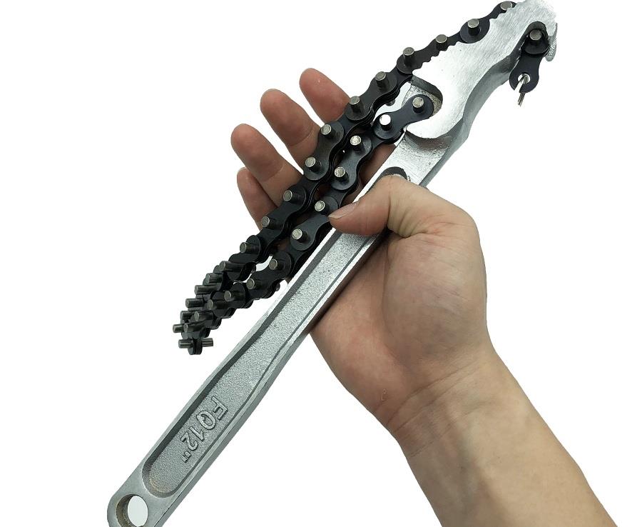 Mỏ lết xích được thiết kế với phần ngàm dạng răng cưa