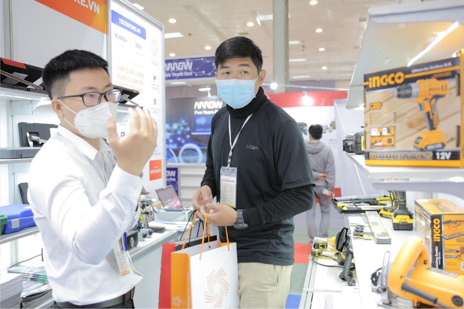 Người mua hàng lựa chọn sản phẩm INGCO