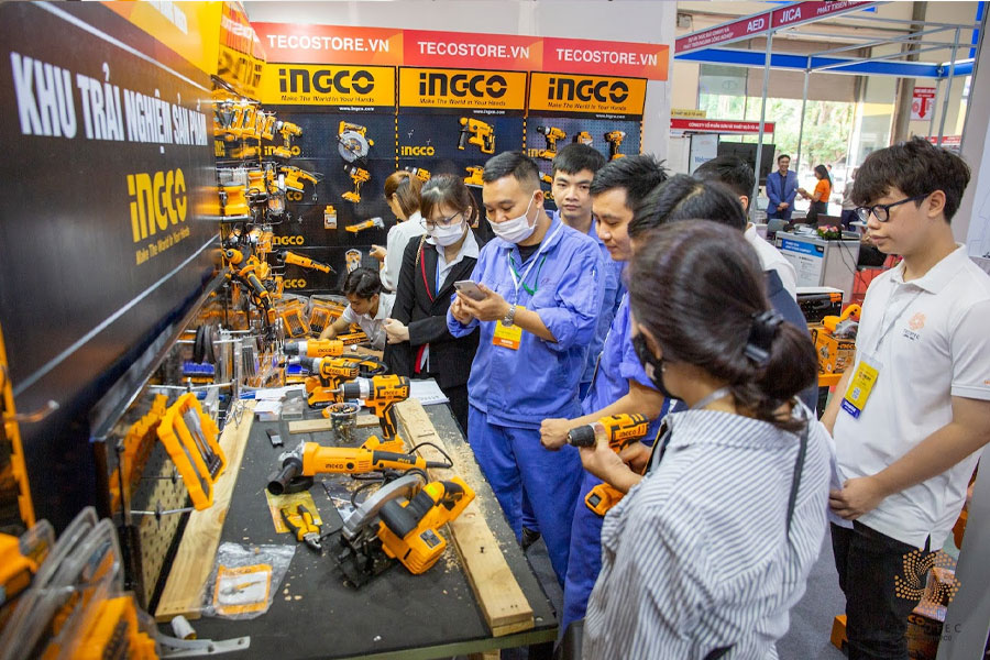 Khách hàng trải nghiệm sản phẩm tại khu vực bàn nguội