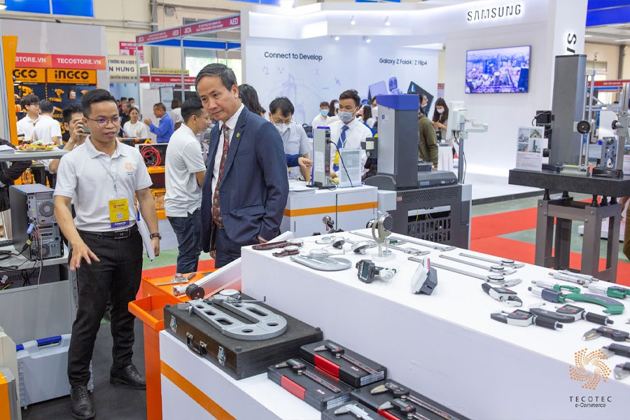 Khách hàng ghé thăm gian hàng trưng bày thiết bị cơ khí chính xác