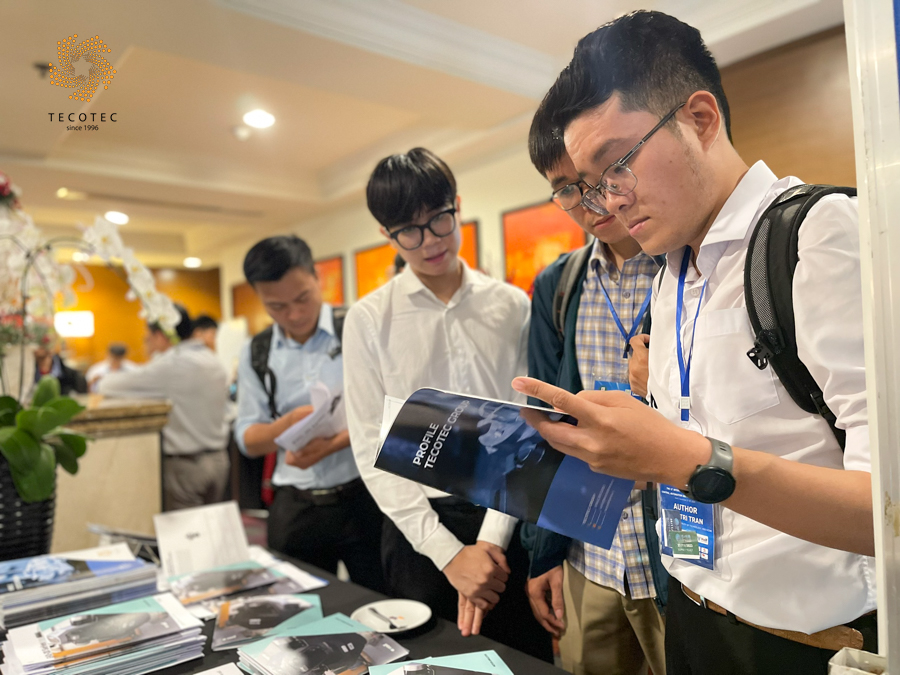Khách hàng đọc thông tin của TECOTEC