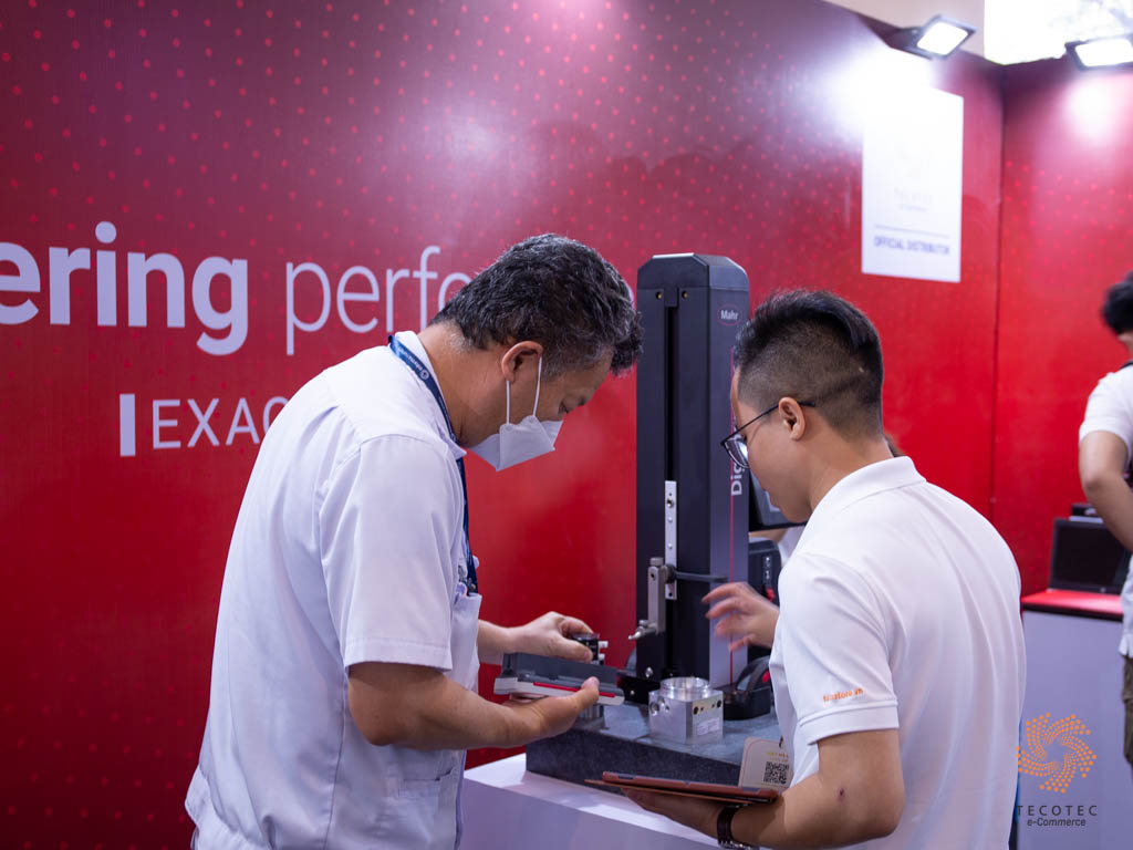 Khách hàng trải nghiệm sản phẩm theo hướng dẫn của Tecotec